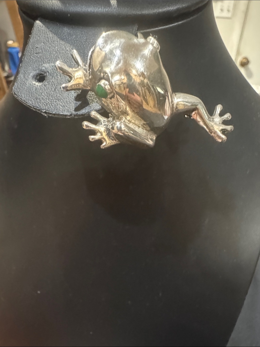 .**RARE vintage silver figural Frog Brooch/pin W greenstone eyes..